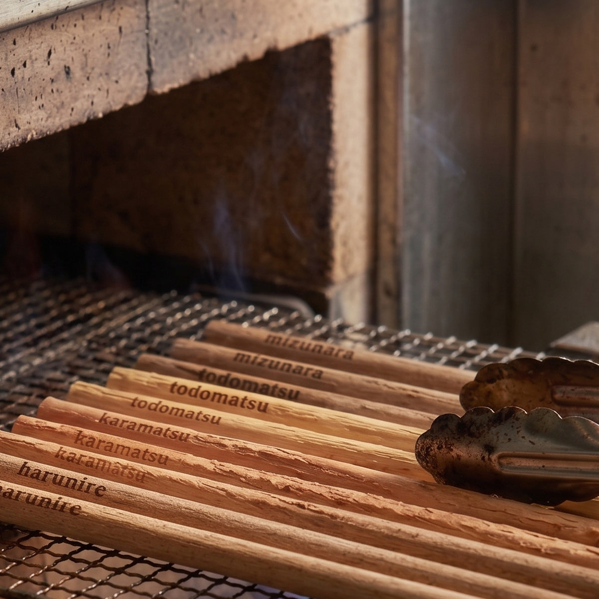 200℃を超える熱で銘木を焙煎する工程