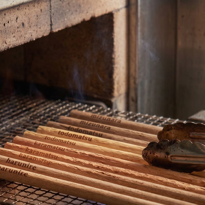 200℃を超える熱で銘木を焙煎する工程